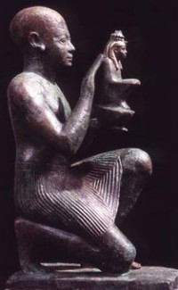 Statuetta di sacerdote egiziana
